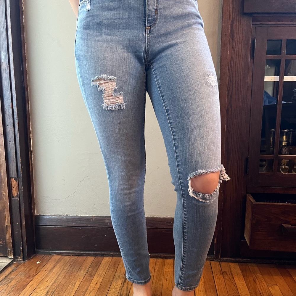 Universal Threads Light Wash Ripped Jeans size 6